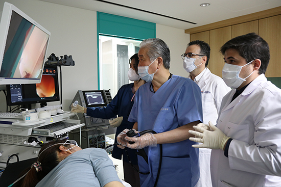 강남차병원 조주영 소화기병센터장(오른쪽에서 세번째)이 터키 의료진에게 내시경 치료법을 전수하고 있다.