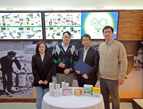 (왼쪽부터) 중국 KCM 관계자, KCM 대표이사, 동성제약 이양구 대표이사, 동성제약 나원균 국제전략실 실장